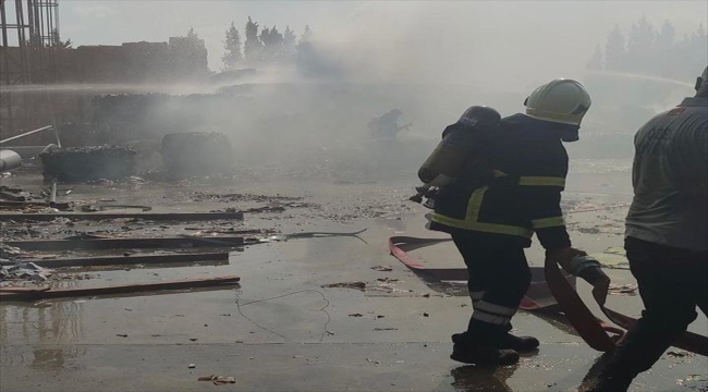 Adana'da kağıt fabrikasında çıkan yangın söndürüldü