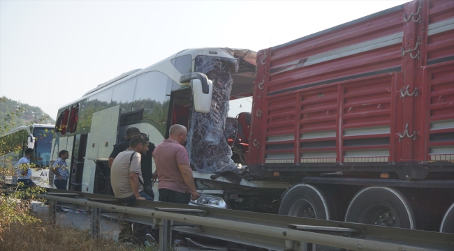 Adana'da yolcu otobüsü tırla çarpıştı, 2 kişi öldü, 12 kişi yaralandı