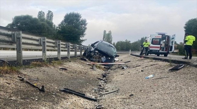 Afyonkarahisar'da bariyerlere çarpan hafif ticari araçtaki 1 kişi öldü