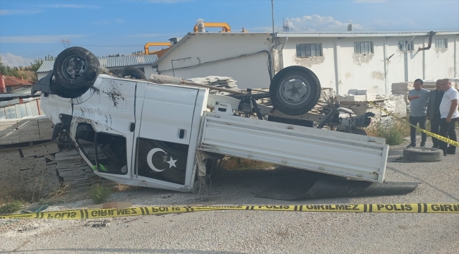 Afyonkarahisar'da devrilen kamyonetin sürücüsü öldü