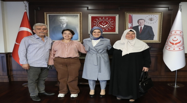 Aile ve Sosyal Hizmetler Bakanı Göktaş, bilgi yarışmasında büyük ödülü kazanan Rabia Göğercin ile bir araya geldi