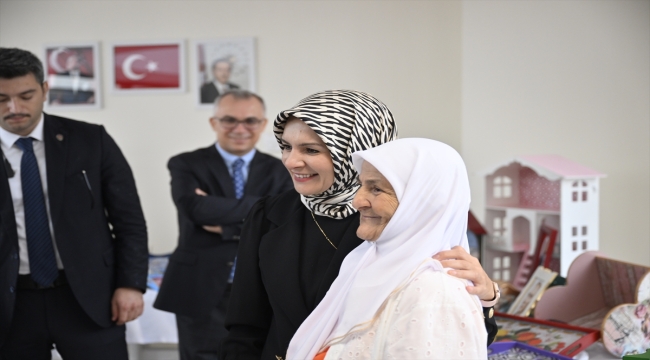 Aile ve Sosyal Hizmetler Bakanı Göktaş, Maltepe'de huzurevini ziyaret etti: