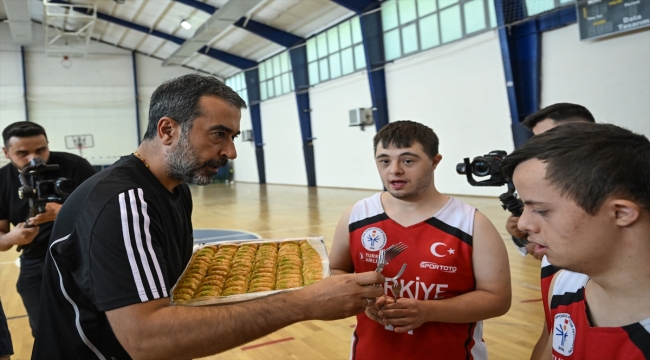 AK Parti Ankara İl Başkanı Özcan'dan Down Sendromlu Basketbol Milli Takımı'na ziyaret: