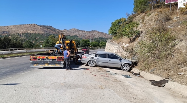 Amasya'da minibüs ile otomobilin çarpıştığı kazada 5 kişi yaralandı