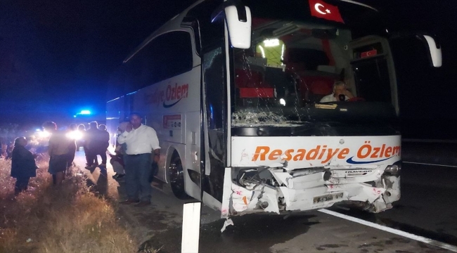 Amasya'da yolcu otobüsü ile otomobilin çarpıştığı kazada 2 kişi öldü