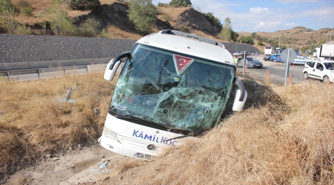 Amasya'da yoldan çıkıp savrulan yolcu otobüsündeki 1 kişi yaralandı