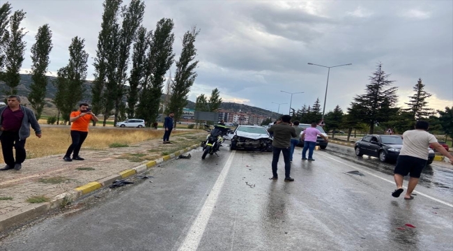 Antalya'da iki otomobilin çarpıştığı kazada 1 kişi öldü, 5 kişi yaralandı