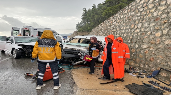 Antalya'da otomobil ile hafif ticari araç çarpıştı, 1 ölü, 6 yaralı