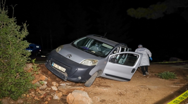 Antalya'da rampada lastiğine tuğla koyduğu kamyonetin altında kalan sürücü öldü