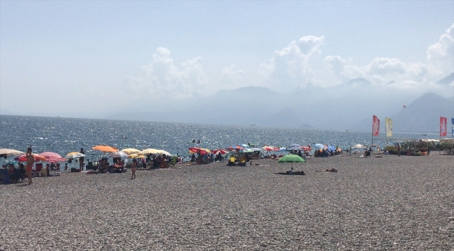 Antalya'da serinlemek isteyenler sahillerde yoğunluk oluşturdu