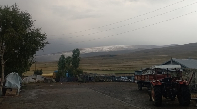 Ardahan'da Kısır Dağı'na kar yağdı