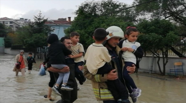 Arnavutköy'de bahçesini su basan okulda mahsur kalan öğrenciler kurtarılıyor