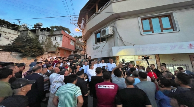 Bakan Özhaseki, Hatay'da mahalle ziyaretinde bulundu 