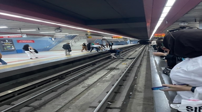 Başkentte metro raylarına düşen kadın vatandaşlarca kurtarıldı