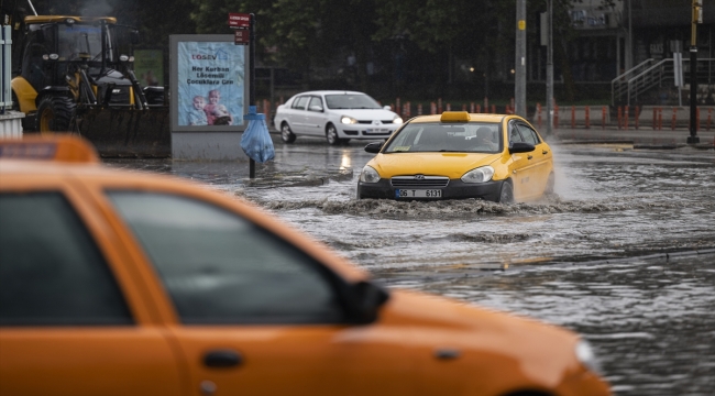 Başkentte sağanak hayatı olumsuz etkiledi