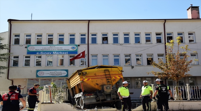 Bilecik'te freni arızalanan kamyon sınav merkezi binasının bahçesine girdi, sürücü yaralandı