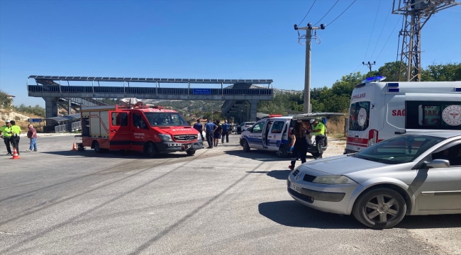 Burdur'da iki otomobilin çarpıştığı kazada 3 kişi yaralandı 