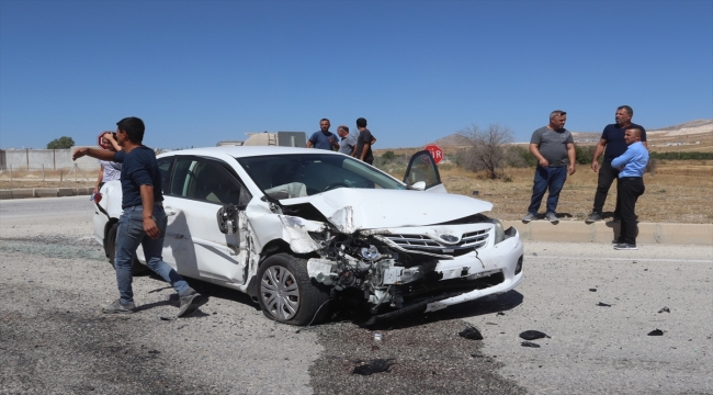 Burdur'da otomobilin traktörle çarpıştığı kazada 4 kişi yaralandı 