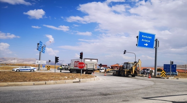 Burdur'da otomobille minibüsün çarpıştığı kazada 5 kişi yaralandı 