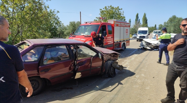 Bursa'da iki otomobilin çarpıştığı kazada 6 kişi yaralandı