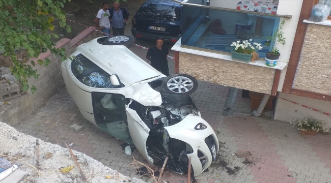 Çekmeköy'de apartmanın bahçesine devrilen otomobilin sürücüsü yaralandı