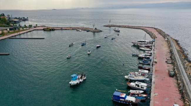 Darıca'da konvoy halinde denize açılan balıkçılar yeni sezondan umutlu