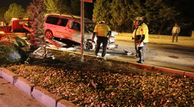 Denizli'de ağaca ve aydınlatma direğine çarpan hafif ticari araçtaki 2 kişi öldü