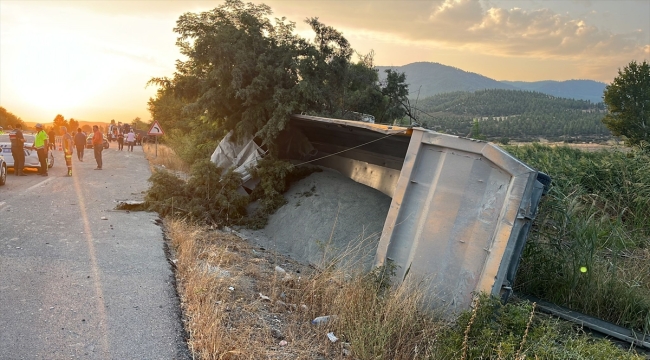 Denizli'de kum yüklü kamyonun çarptığı otobüsteki 6 kişi öldü