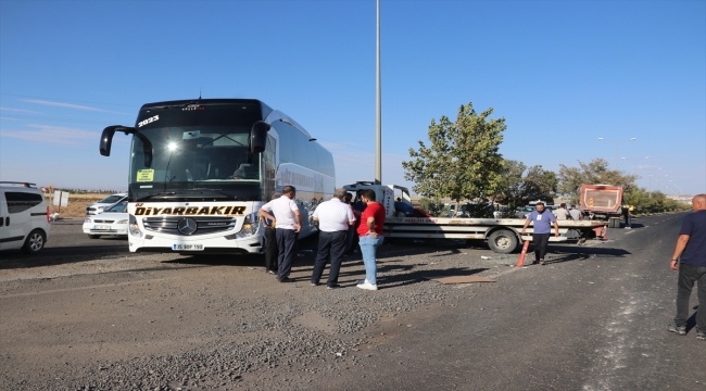 Diyarbakır'da 3 aracın karıştığı kazada biri ağır 4 kişi yaralandı