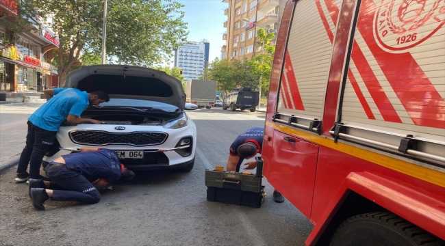 Diyarbakır'da aracın motor kısmına giren kedi yavrusu itfaiye ekiplerince çıkarıldı