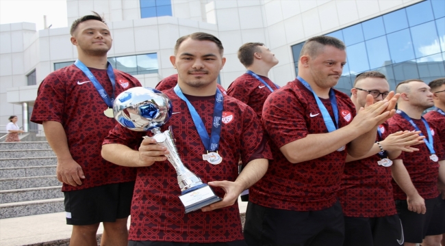 Down Sendromlu Futsal Milli Takımı, Başkan Büyükakın'ı ziyaret etti