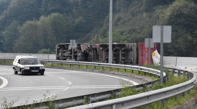 Düzce'de devrilen tırın şoförü yaralandı, bağlantı yolu trafiğe kapatıldı