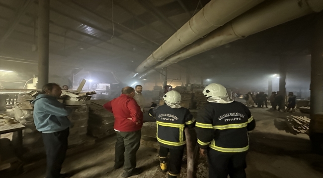 Düzce'de kereste fabrikasının toz silosunda çıkan yangın söndürüldü