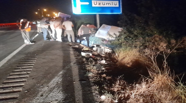 Erzincan'da tırın traktöre çarpması sonucu 3 kişi yaralandı