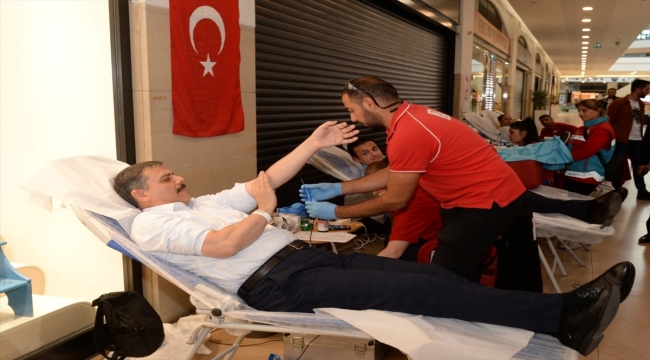 Erzurum'da 40. kan bağışını yapan Vali Çiftçi'ye altın madalya verildi