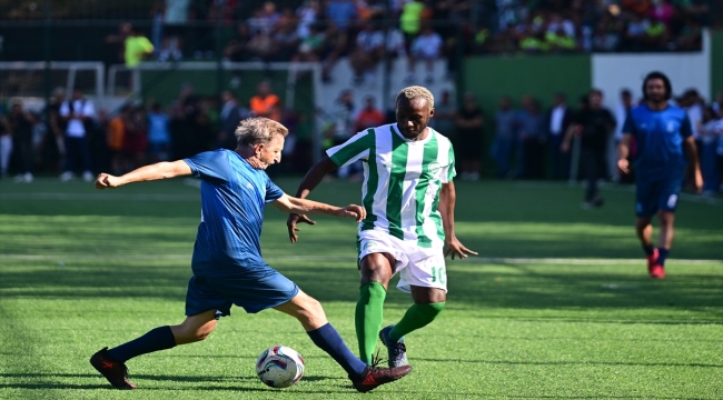 Eski yıldız futbolcular, Parseller Spor Sahası'nın açılış töreninde sahaya çıktı