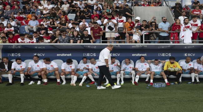 EURO 2008'deki Türkiye-İsviçre maçının oyuncuları, depremzedeler yararına sahaya çıktı