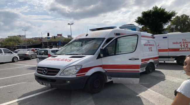 Fatih'te otomobilin çarptığı ambulans devrildi, 3 kişi yaralandı