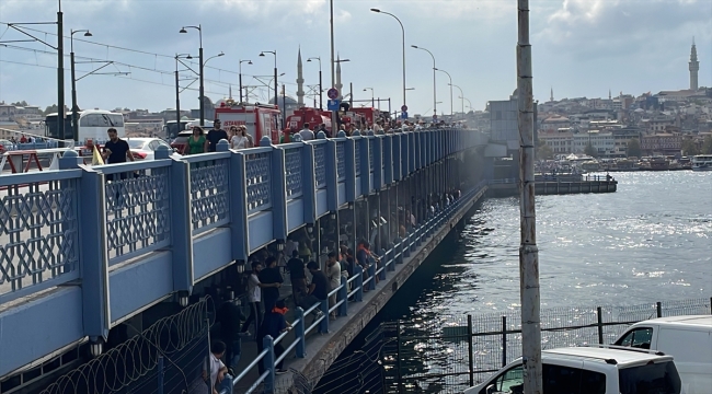 Galata Köprüsü'nde bir restoranda çıkan yangın söndürüldü