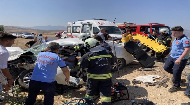 Gaziantep'te iki otomobilin çarpıştığı kazada 1'i ağır 3 kişi yaralandı