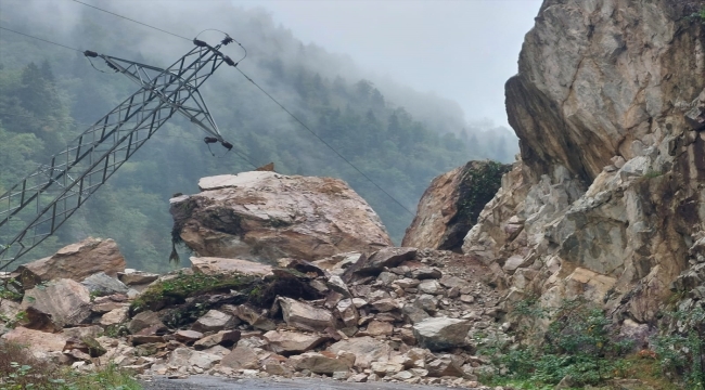 Giresun'da Espiye-Ericek grup yolu, heyelan nedeniyle ulaşıma kapandı