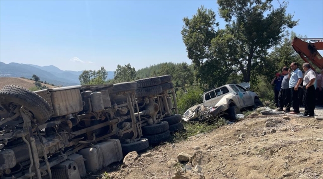 Kahramanmaraş'ta freni boşalan kamyon cenaze için toplanan kişilerin arasına daldı