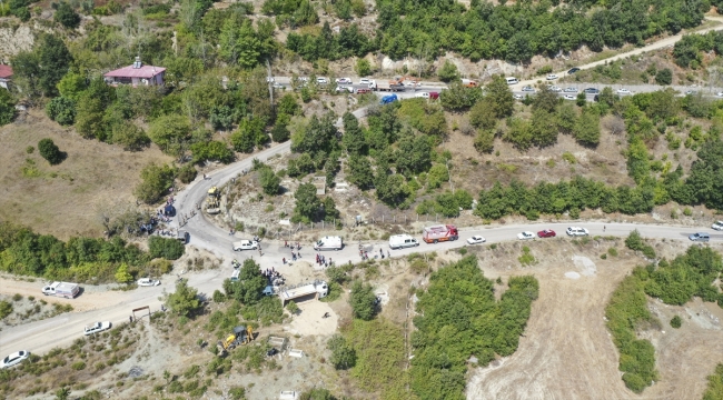 Kahramanmaraş'ta freni boşalan kamyon cenaze için toplanan kişilerin arasına daldı