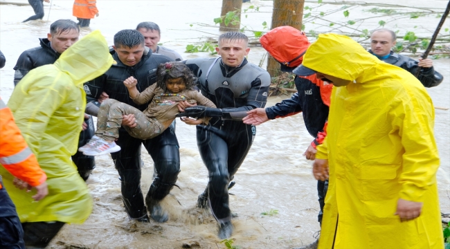 Kırklareli'nde taşkın nedeniyle ormanda mahsur kalan 4 kişi kurtarıldı