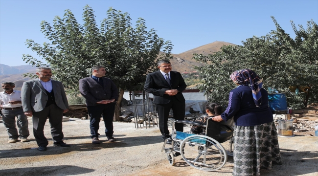 Hakkari'de engelli kızın ailesinin talebi üzerine evinin önündeki yol asfaltlandı