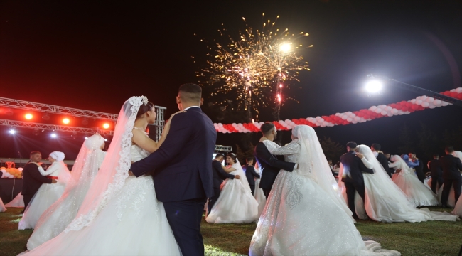 Hatay'da 100 depremzede çift için toplu nikah töreni yapıldı