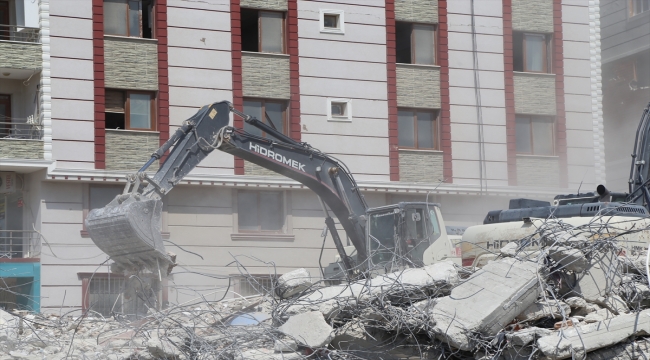 Hatay'da ağır hasarlı 10 bina kontrollü yıkıldı