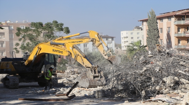 Hatay'da ağır hasarlı 8 bina kontrollü yıkıldı