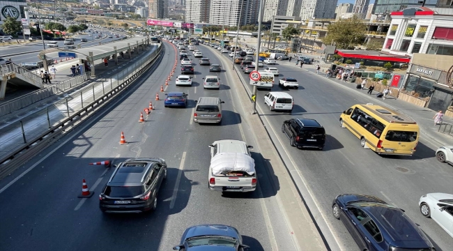 İstanbul'da metrobüs yolundaki bakım nedeniyle trafikte yoğunluk yaşanıyor