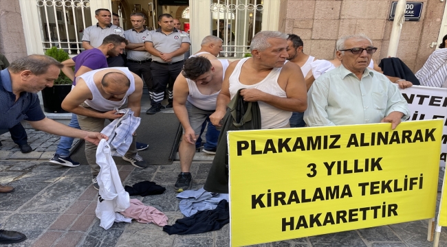 İzmir'de "S plaka" mağdurlarından "yarı çıplak" eylem